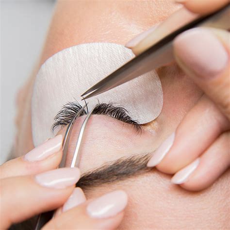 how much to tip lash extensions