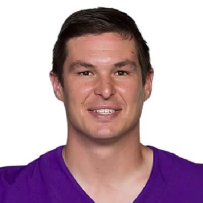how old is nick mullens