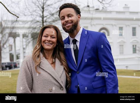 how old is stephen curry mom