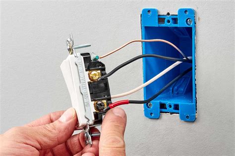 how should a light switch be wired