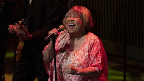 how tall is mavis staples