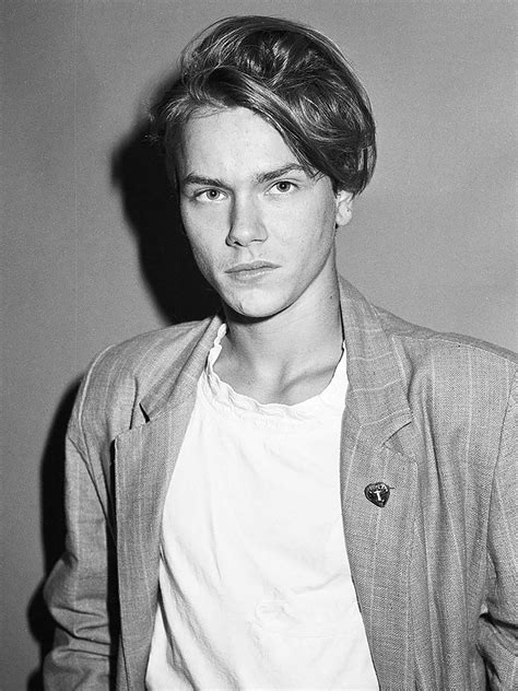 how tall is river phoenix