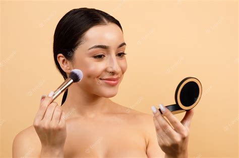 how to apply compact powder with brush