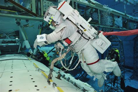 how to astronauts live in space