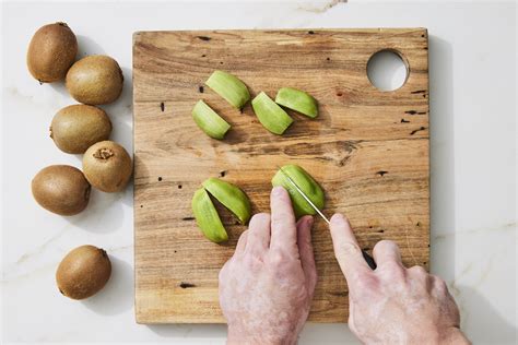 how to cut and peel a kiwi