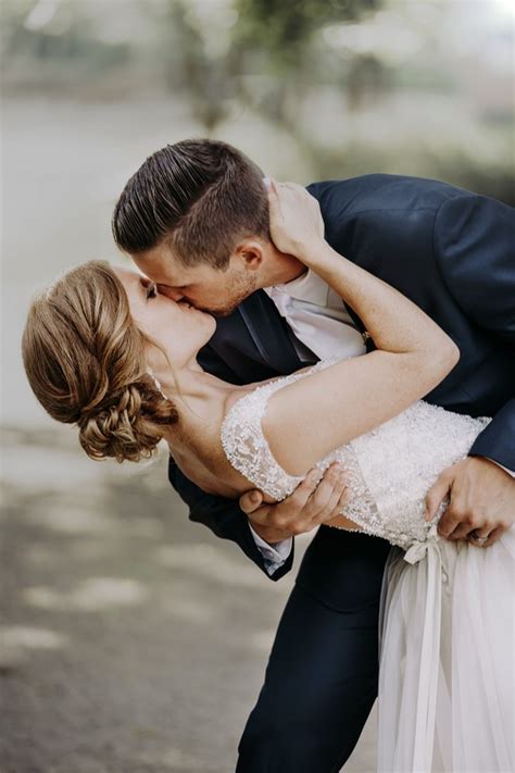 how to do a wedding kiss