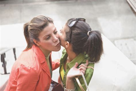 how to do european kiss greeting