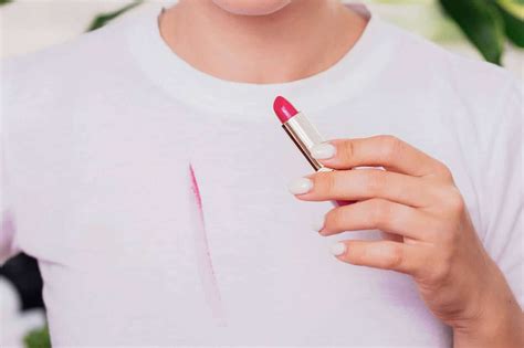 how to get lipstick off clothes