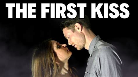 how to initiate kiss on first date
