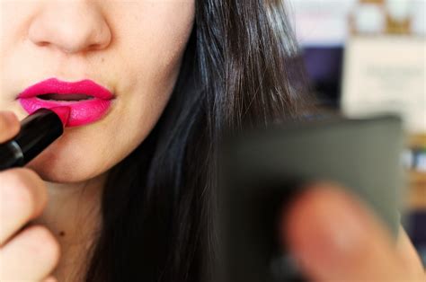 how to keep matte lipstick on your face