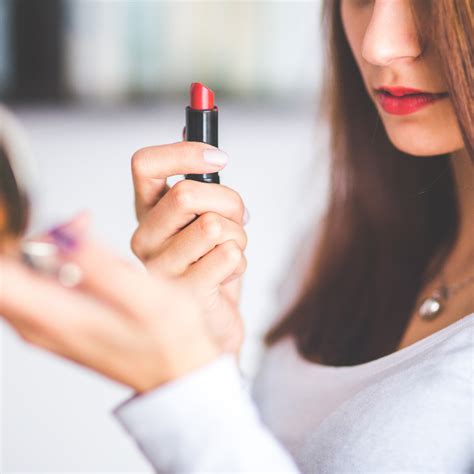 how to keep red lipstick in place around