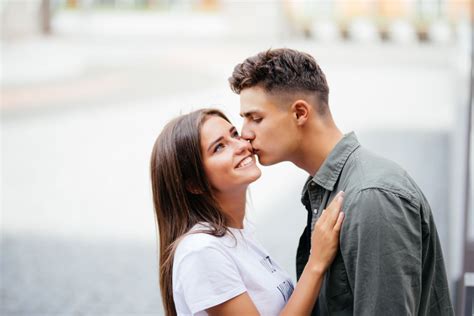 how to kiss girlfriend cheek