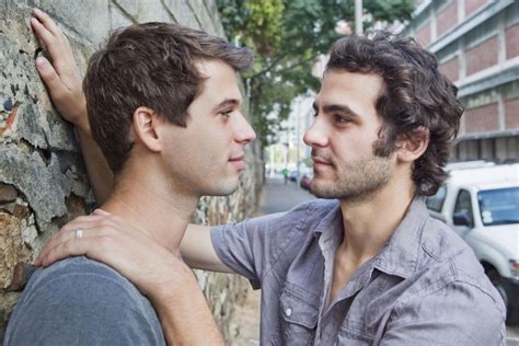 how to know if a gay guy is flirting