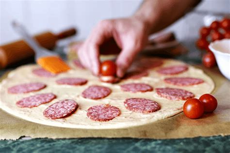 how to layer pizza toppings