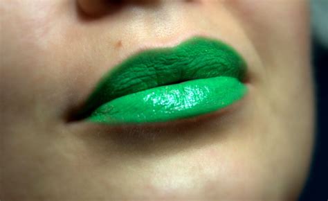 how to make dark lipstick lighting green