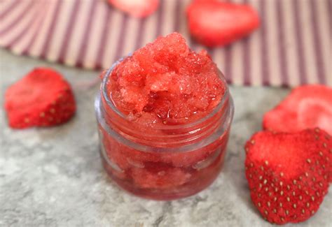 how mame make edible lip scrub strawberry