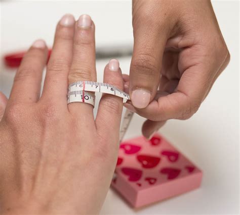 how to measure your girlfriends ring finger