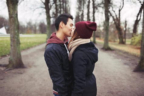 how to not make a first kiss awkward