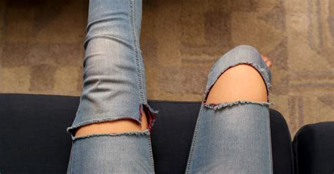 how to pop knee back in place