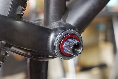 how to remove bottom bracket without tool