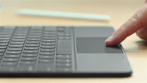 how to scroll with a trackpad