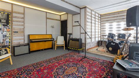 how to sing in a studio