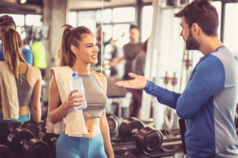 how to talk to women at the gym as a