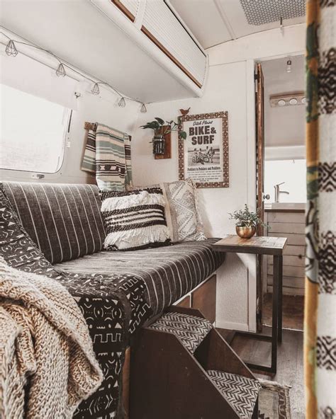 Ideas creativas para decorar caravanas por dentro: transforma tu hogar sobre ruedas con estilo.