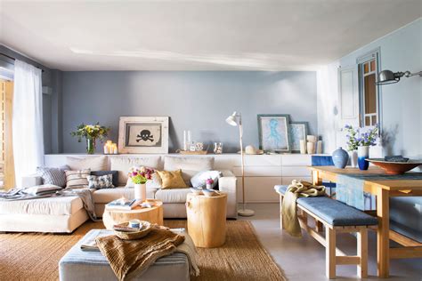 Ideas inspiradoras para decorar tu salón con un sofá azul