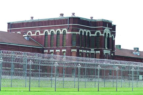 illinois river prison