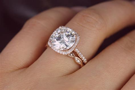 Imágenes de anillos de compromiso: descubre los diseños más impresionantes