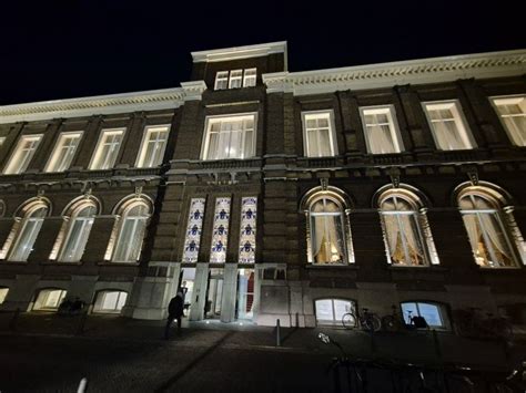 in het oog springend