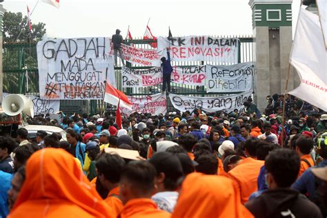 INDONESIA DEMO：Demo Darurat Indonesia, Ribuan BuruhMahasiswa Kepung DPR Hari