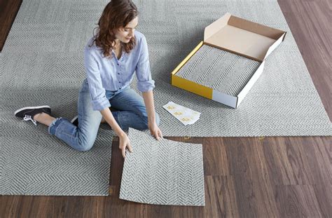 installing flor tiles