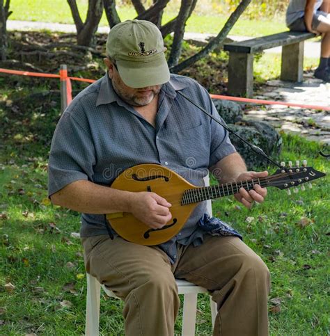 instrument mandolin playing