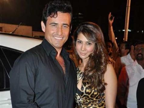 ips kim sharma husband pics