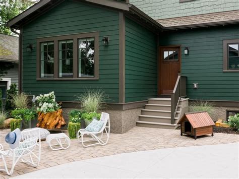 is dark green bad color for exterior paint house?