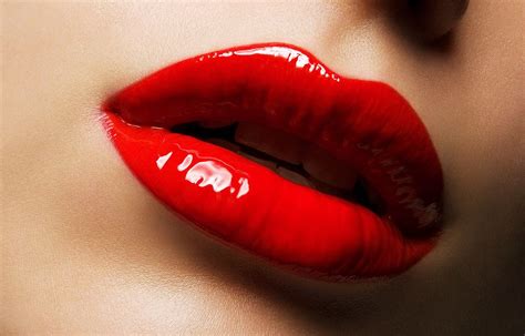 is red lips attractive