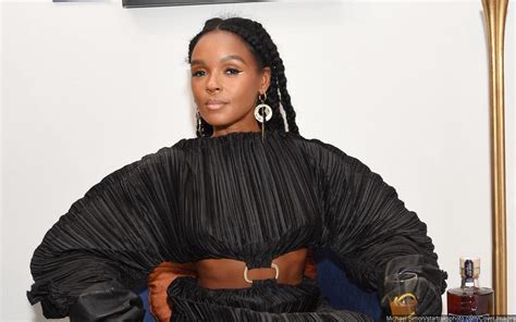 Janelle Monae Flashes Video