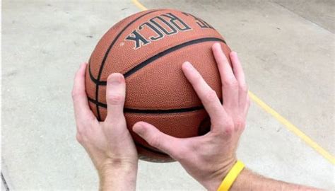 Cara Jitu Pegang Bola Basket, Bikin Kontrol Makin Ciamik!