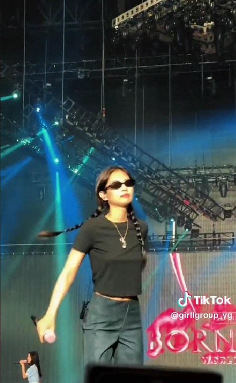 Jennie No Bra