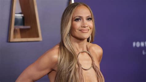 jennifer lopez nude breasts