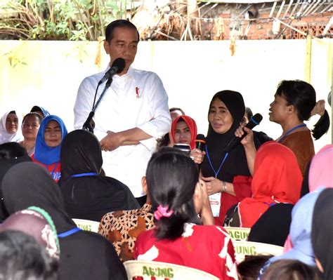 Jokowi Temui Nasabah Pnm Mekaar Di Kalianyar Baju Pnm - Baju Pnm