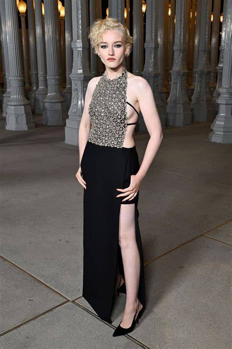 julia garner nude pics