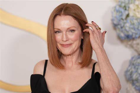 julianne moore boosty