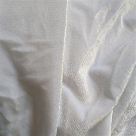 kain beludru putih