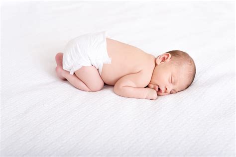kan spädbarn sova på mage
