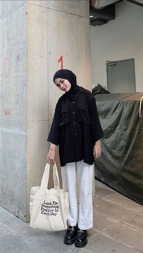 Kaos Hitam Polos  Inspirasi Outfit Hijab Dengan Baju Hitam Polos Anti - Kaos Hitam Polos