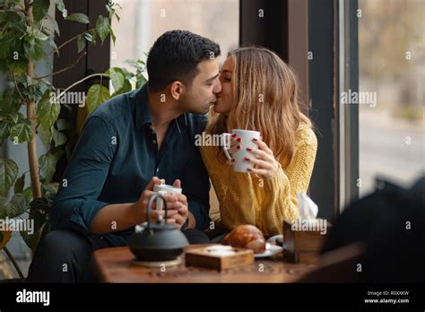 kiss after first date coffee