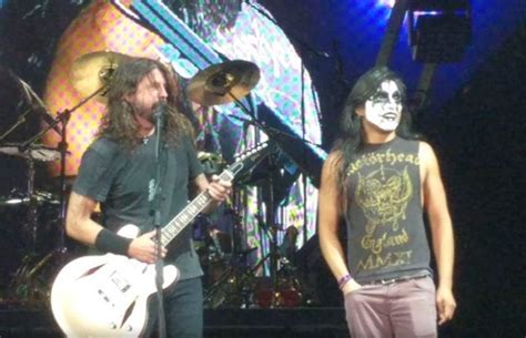 kiss guy foo fighters staged